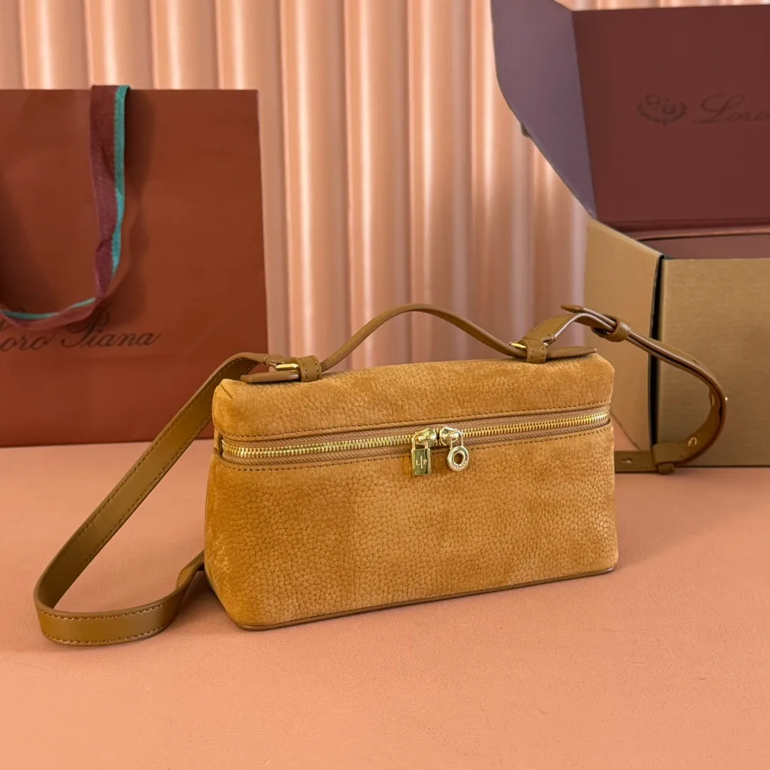 p1160💋💋💋【Original leather configuration counter complete package】 𝐋𝐨𝐫𝐨 𝐏𝐢𝐚𝐧@ Extra pocket L19 series handbag/crossbody bag, all steel deerskin, the most comfortable life is not defined, just like loro The material design of pian@ does not require complicated design styles. The simple and soft outline is elegant and durable, like an exquisite cosmetic case, which perfectly balances appearance and functionality. The leather is delicate and feels as soft as butter. The small bag has a large capacity. It is not only portable with a thin shoulder strap, but can also be worn cross-body. Sisters who have a special liking for minimalist style can buy it. It is simple and versatile. The simpler, the more different. Stars and Instagram celebrities are all planting it. There are two sizes of 19 cm and 27 cm. One is exquisite and casual, and the other is elegant and grand. Size: Small: length 19×width 7×height 12cm (